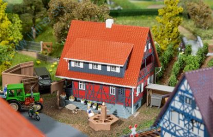 Obrázok pre 49/130587 Hrázdený dom s fontánou